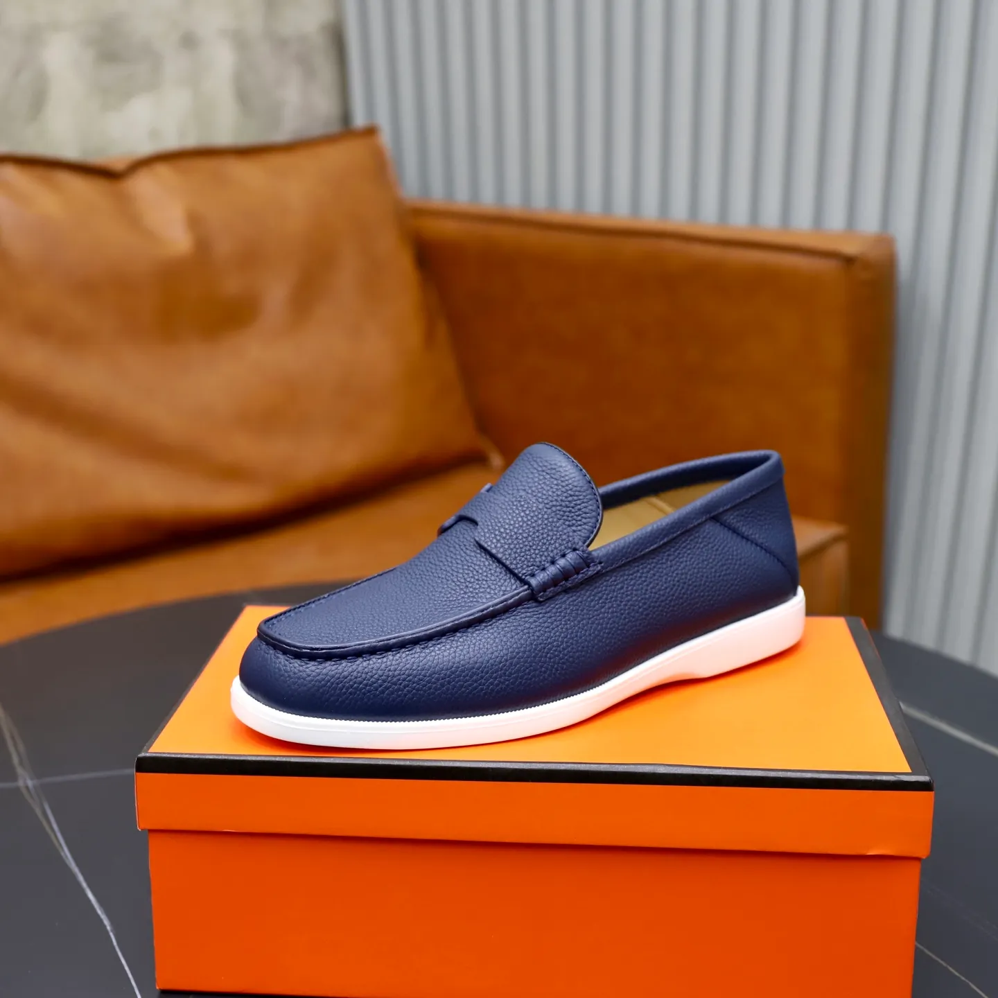 Ex-factory price: 560💰Hermès/Hermès slip-on men's shoes. This shoe is made of imported pebbled cowhide. It has simple and smooth lines and is combined with aerodynamically designed 3CM rubber foam ultra-light soles! Youthful and fashionable, classic H-shaped hardware buckle decoration, calf lining gently wraps the feet, with logo cowhide feet, casual and urban style, highlighting youthful vitality, sports and leisure version, super versatile, code number: 38-39-40-41-42-43-44 standard leather shoe size (45 can be customized but does not support returns)